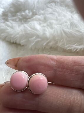 Pink conch native made Round Post Earrings - 925 Silver Setting